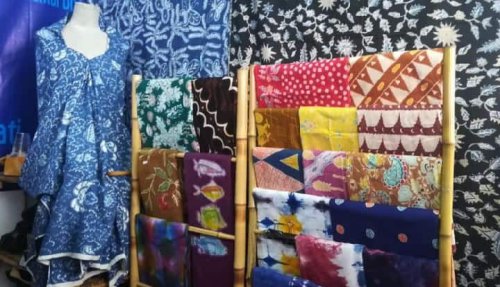 1. Batik Yogyakarta, 2. Bakpia, 3. Yangko, 4. Gerabah Kasongan, 5. Gudeg, 6. Kerajinan Perak, 7. Kaos Dagadu, 8. Geplak, 9. Coklat Monggo, 10. Salak Pondoh, Top 10+ Oleh-Oleh Khas Yogyakarta yang Banyak Dibeli Wisatawan