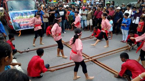 1. Saureka-reka, 2. Lenso, 3. Cakalele, 4. Orlapei, 5. Katreji, 6. Bambu Gila, Top 6+ Tarian Tradisional Maluku yang Sarat Dengan Makna