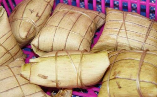 1. Tumbek, 2. Dodol Rumput Laut, 3. Kue Kerake, 4. Sate Tanjung, 5. Manisan Rumput Laut, 6. Kue Tarek, 7. Kue Keong, 8. Kelepon Kecerit, 9. Tekel atau Kue Bantal, 10. Poteng Jaje Tujak, Top 10+ Jajanan Khas Lombok yang Wajib Dicoba Saat Anda ke Sana