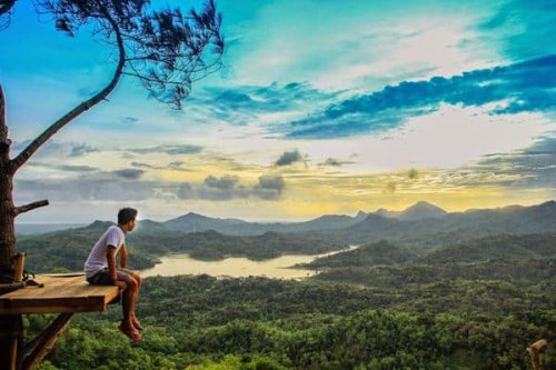 1. Wisata Kalibiru, 2. Gunung Ijo, 3. Pantai Glagah, 4. Puncak Suroloyo, 5. Puncak Widosari, 6. Kebun Teh Nglinggo, 7. Kedung Pedut, 8. Waduk Sermo, 9. Waduk Mini Kleco, 10. Pantai Congot, Top 10+ Tempat Wisata di Kulon Progo yang Wajib Dikunjungi