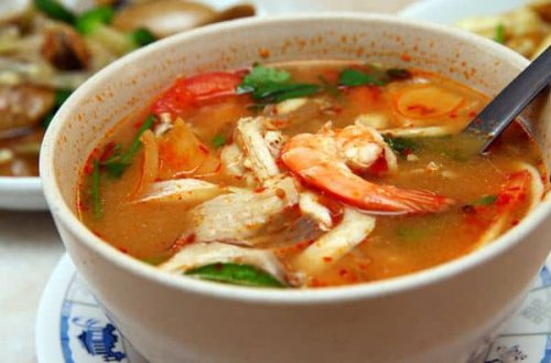 , 1. Tom Yam, 2. Guay Teow Rhua, 3. Khao Pad, 4. Jim Jum, 5. Sai Oua, 6. Gai Yang, 7. Kanom Jeen, 8. Kaeng Phet, 9. Som Tum, 10. Kao Na Phet, 11. Yam Nua, 12.&nbsp;Gaeng Keow Wan Kai, 13. Kai Med Ma Muang, 14.&nbsp;Kao Moo Dang, 15.&nbsp;Massaman Curry, Top 10+ Makanan Khas Thailand yang Enak dan Wajib Anda Coba