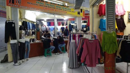 1. Pasar Andir Trade Center, 2. Pasar Baru Trade Center, 3. Balubur Town Square, 4. Pasar (Cimol) Gedebage, 5. ITC Kebon Kelapa, 6. Jalan Cihampelas, 7. Gang Tamim, 8. Pasar Kaget Gasibu, 9. Pasar Jumat Pusdai, 10. Paberik Badjoe Factory Outlet, 11. Factory Outlet, Top 11+ Tempat Belanja Baju Murah di Bandung yang Recommended