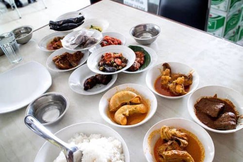 1. RM Lamun Ombak, 2. RM Pauh Piaman, 3. Soto Garuda, 4. Pochajjang, 5. Nyam.an Eat, Drink, &amp; Coffee, 6. Safari Garden Caf&eacute; &amp; Restaurant, 7. Weekend Cafe, 8. Apollo Seafood, 9. Rumah Makan Fuja, 10. D'Cost Seafood Padang, Top 10+ Tempat Buka Puasa Bersama yang Enak di Padang