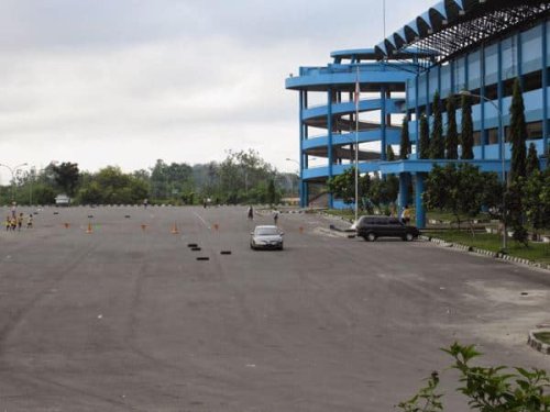 1. Stadion Maguwoharjo, 2. Kawasan Gedung Grha Sabha Pramana UGM, 3. Stadion Sultan Agung, 4. Embung Tambakboyo, 5. Lapangan Denggung Sleman, 6. Alun-alun Kidul Yogyakarta, 7. Alun-alun Lor Yogyakarta, 8. Stadion Mandala Krida, 9. Jogging Track Jatisarono, 10. Jogja Expo Center, Top 10+ Tempat Jogging di Jogja yang Jadi Langganan Muda-Mudi