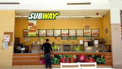 1. Subway, 2. Pizza Hut, 3. KFC, 4. McDonald&rsquo;s, 5. Dunkin&rsquo; Donuts, 6. Burger King, 7. Dairy Queen, 8. Domino&rsquo;s Pizza, 9. Starbucks Coffee, 10. Carl&rsquo;s Jr, Top 10+ Waralaba Makanan Cepat Saji Paling Populer di Dunia