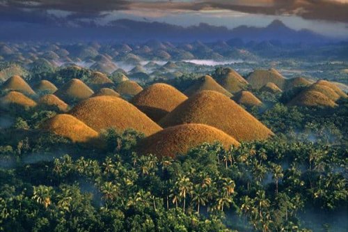 1. Chocolate Hills, 2. Boracay, 3. Banaue Rice Terrace, 4. Mactan, 5. Manila Ocean Park, 6. Coron, 7. Gunung Mayon, 8. Taman Nasional Sungai Bawah Tanah Puerto Princesa, 9. El Nido, 10. Bantayan Island, Top 10+ Tempat Wisata di Filipina yang Menarik untuk Dikunjungi