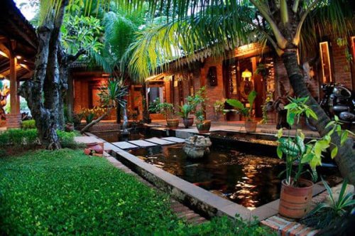 1. Restoran Bukit Pelayangan, 2. Rumah Makan Pondok Lauk, 3. Bambu OJU Seafood &amp; Resto, 4. Taman Santap Rumah Kayu, 5. Kampung Nirwana, 6. Warung Lesehan Cahya, 7. Gubug Makan Mang Engking, 8. RM Hj. Kokom, 9. Kampoeng Aer, 10. Waroeng Sunda, Top 10+ Tempat Makan Lesehan di Tangerang yang Pas untuk Kumpul