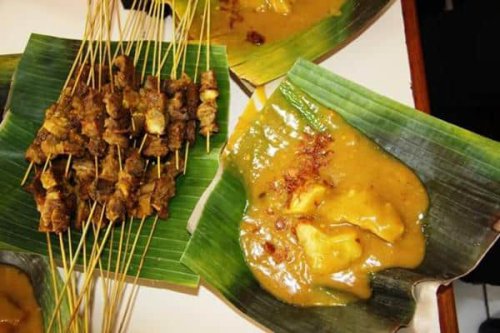 1.&nbsp;Sate Mak Syukur, 2. Soto Garuda, 3. Warung Kopi Nan Yo, 4.&nbsp;Restoran Lamun Ombak, 5. Martabak Kubang Hayuda, 6.&nbsp;Gulai Itiak Lado Mudo Ngarai, 7.&nbsp;Nasi Kapau Uni Lis, 8.&nbsp;Bika Si Mariana, 9. Lontong Malam Turagi, 10. Es Durian Ganti Nan Lamo, Top 10+ Kuliner Legendaris dari Kota Padang yang Harus Dicoba