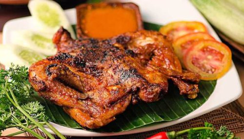 1. Ayam Taliwang, 2. Nasi Balap Puyung, 3. Nasi Campur, 4. Sate Rembiga, 5. Plecing Kangkung, &nbsp;6.&nbsp;Kelaq Batih, 7. Sate Bulayak, 8. Bebalung, 9. Lupis, 10. Beberuk Terong, Suka Wisata Kuliner? 10 Makanan Khas Lombok ini Wajib Dicoba