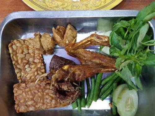 1. Penyetan Bang Ali, 2. Depot Ai Doho, 3. Sego Sambel Mbak Noer, 4. Depot Gito, 5. Warung Bu Kris, 6. Spesial Belut Surabaya H. Poer, 7. Padin Bu Dewi Achmad, 8. Warung Leko, 9. Pecel Lele Cak Di Nganjuk, Top 9+ Lalapan Enak di Surabaya yang Bikin Kenyang &amp; Nagih Banget