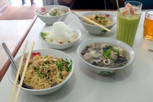 1. Rumah Makan Linggarjati, 2. Warung Bu Eha, 3. Sumber Hidangan, 4. Bandoengsche Melk Centrale, 5. Roti Bakar Gempol, 6. Toko You, 7. Tizi Cake Shop &amp; Restaurant, 8. Rasa Bakery &amp; Cafe, 9. Warung Kopi Purnama, 10. Braga Permai, 11. Mie Naripan, 12. Toko Roti Sidodadi, Top 12+ Kuliner Legendaris di Bandung yang Tetap Eksis &amp; Laris