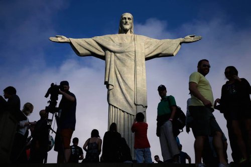 1. Christ the Redeemer (Brasil), 2. Ushiku Daibutsu (Jepang), 3. The Laykyun Sekkya Buddha (Myanmar), 4. Garuda Wisnu Kencana (Indonesia), 5. The Spring Temple Buddha (China), 6. Liberty Statue (USA), 7. The Motherland Calls (Rusia), 8. Statue of Unity (India), 9. Great Buddha of Thailand (Thailand), 10. Guishan Guanyin (Tiongkok), Top 10+ Patung Tertinggi di Dunia yang Wajib Kamu Datangi