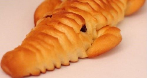 1. Roti Buaya, 2. Kue Semprong, 3. Kue Geplak, 4. Dodol Betawi, 5. Bir Pletok, 6. Kebaya Encim Betawi, Top 6+ Oleh-Oleh Khas Jakarta yang Wajib Kamu Bawa Pulang