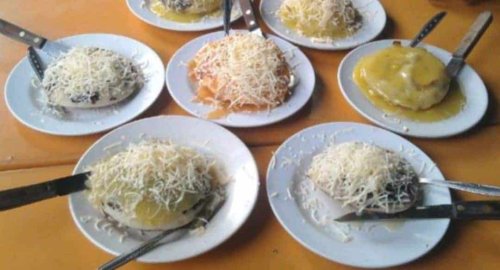 1. Surabi Waroeng Setiabudhi, 2. Surabi Durian Geboy, 3. Surabi Cihapit, 4. Pondok Surabi, 5. Surabi Kinca Suji, 6. Surabi Radja, 7. Surabi Sukur, 8. Raja Surabi Bandung, 9. Surabi Imut, 10. Soerabi Pa'Is, Top 10+ Tempat Makan Surabi yang Paling Enak di Bandung