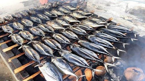 1. Cakalang Fufu, 2. Sambal Roa, 3. Dabu-Dabu, 4. Sambal Bakasang, 5. Nasi Kuning Saroja, 6. Perkedel Nike, 7. Kawok, 8. Paniki, 9. Gohu, 10. Pisang Goreng Sambal, Yuk, Kulineran dengan Mencoba 10 Makanan Khas Manado Ini!