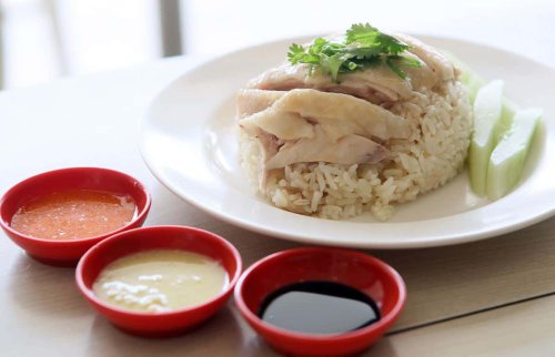 1. Nasi Ayam Hainan, 2. Laksa, 3. Roti Prata, 4. Rojak, 5. Kaya Toast, 6. Hokkien Prawn Mie, 7. Mee Jawa, 8. Nasi Lemak, 9. Kari Kepala Ikan, 10. Chilli Crab (Kepiting Cabai), Top 10+ Rekomendasi Makanan di Singapura yang Dijamin Halal