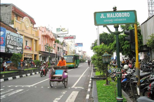 1. Jalan Malioboro, 2. Keraton Yogyakarta, 3. Candi Prambanan, 4. Kampung Wisata Taman Sari, 5. Pantai Parangtritis, 6. Merapi Park, 7. Situs Ratu Boko, 8. Hutan Pinus Mangunan Dlingo, 9. Kebun Teh Nglinggo, 10. Kebun Binatang Gembira Loka, Top 10+ Tempat Wisata di Jogja yang Selalu Jadi Favorit Wisatawan