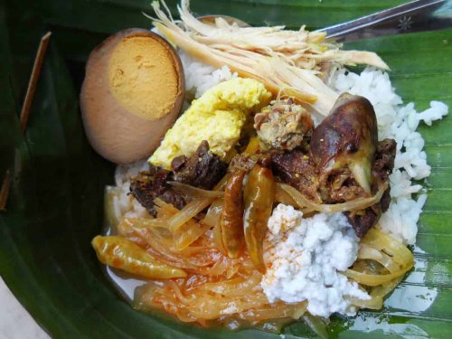 1. Nasi Liwet, 2. Serabi, 3. Selat Solo, 4. Brambang Asem, 5. Tengkleng, 6. Timlo, 7. Kupat Tahu, 8. Sate Buntel, 9. Lenjongan, 10. Wedangan, Sedapnya 10 Makanan Khas Solo yang Menggugah Selera Ini