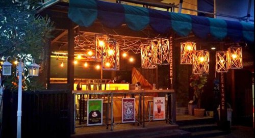 1. Kopilogi, 2. Koffie Talkie, 3. Lyfe Eatery, 4. Hangout Cafe, 5. MENUME Terrace White Cafe, 6. Mono Cafe, 7. Warkop Mang Ucup, 8. Penyoe Kakopi, 9. D' Anclom Bistro, 10. Tempat Ketiga, Inilah 10 Tempat Nongkrong di Garut yang Hits Abis!