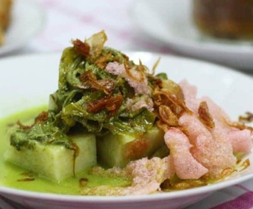 1. Lontong, 2. Katupek Pical (Ketupat Pical), 3. Karupuak Kuah (Kerupuk Kuah), 4. Ampiang Dadiah, 5. Cindua Langkok (Cendol Lengkap), 6. Bubua Kampiun (Bubur Kampiun), 7. Nasi Kapau, 8. Itiak Lado Mudo (Bebek Cabe Hijau), 9. Kalio Jariang Mudo (Gulai Jengkol Muda), 10. Ayam Pop, Top 10+ Makanan Khas Bukittinggi yang Tidak Boleh Dilewatkan!