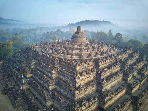 1. Candi Borobudur, 2. Candi Prambanan, 3. Candi Kalasan, 4. Candi Sewu, 5. Candi Mendut, 6. Candi Arjuna, 7. Candi Pawon, 8. Prasasti Kalasan, 9. Prasasti Tembaga Kedu, 10. Prasasti Sojomerto, Top 10+ Peninggalan Kerajaan Mataram Kuno yang Masih Ada Saat Ini
