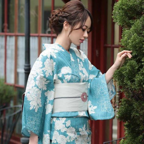 1. Yukata, 2. Sensu, 3. Tenugui, 4. Gamaguchi, 5. Furoshiki, 6. Wagasa, 7. Shiseido Benefique, 8. Nama Chocolate, 9. Konpeito, 10. Yokan, Inilah 10 Oleh-Oleh Khas Jepang yang Cocok Untuk Wanita