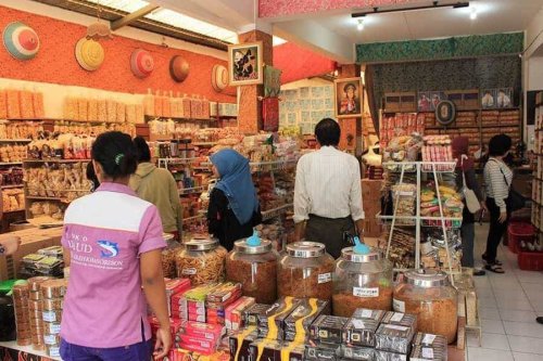 1. Toko Daud, 2. Jalan Raya Plered, 3. Pasar Pagi, 4. Toko Pangestu, 5. Kampung Batik Trusmi, 6. Pasar Kanoman, Cari Buah Tangan di Cirebon? Kunjungi 6 Tempat Oleh-Oleh Ini