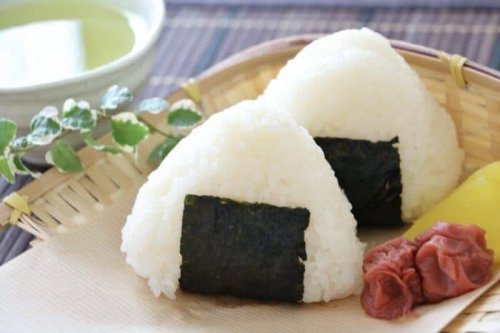 1. Onigiri, 2. Soba, 3. Udon, 4. Yakiniku, 5. Yakizakana, 6. Shabu, 7. Sukiyaki, 8. Yakitori, 9. Tempura, 10. Chanko Nabe, Cari Makanan Halal di Jepang? Coba Saja 10 Makanan Ini!