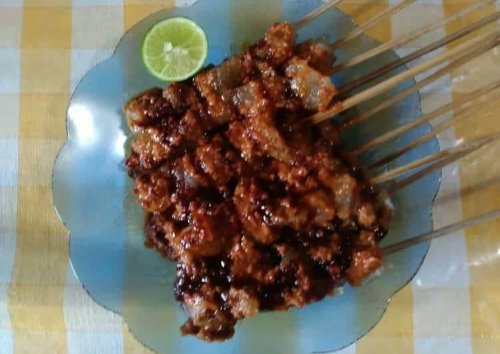 1. Sate Aci, 2. Bubur Ayam Sukabumi, 3. Nasi Uduk Ungu, 4. Roti Priangan, 5. Bolu Pisang Sukabumi, 6. Geco, 7. Nasi Uduk Hijau, 8. Leor, 9. Deblo, 10. Sagon Bakar, Yuk, Cobain 10 Makanan Unik dan Enak Khas Sukabumi Ini!