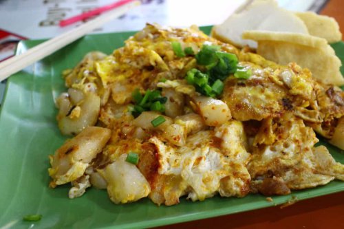 1. Fried Carrot Cake (Chai Tow Kway), 2. Roti Prata, 3. Popiah, 4. Hokkien Prawn Mee, 5. Mi Siam, 6. Laksa Singapura, 7. Chili Crab, 8. Fish Soup, 9. Rojak, 10. Pulut Hitam, 11. Nasi Ayam Hainan, Top 10+ Makanan Khas Singapura yang Enak dan Wajib Dicoba
