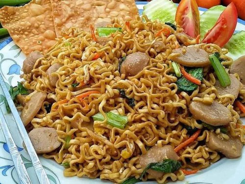 1. Mi, 2. Roti Isi, 3. Onigiri, 4. Sushi, 5. Kebab, 6. Samosa, 7. Burger, 8. Salad, 9. Buah-Buahan, 10. Snack Sehat, Top 10+ Bekal Piknik yang Wajib Kamu Bawa Saat ke pantai