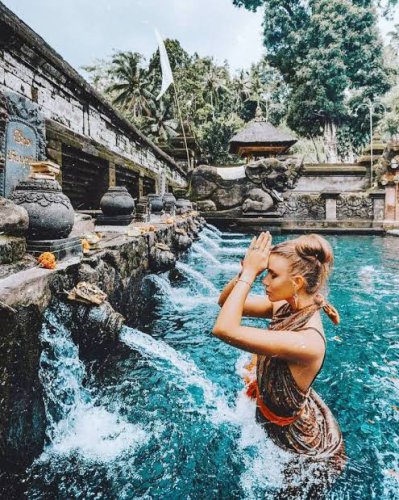 1. Pura Tirta Empul, 2. Rumah Topeng dan Wayang Setia Darma, 3. Bali Bird Park, 4. Air Terjun Tegenungan, 5. Pura Taman Saraswati, 6. Komaneka Art Gallery, 7. Ubud Monkey Forest, 8. Tanah Lot, 9. Pasar Seni Ubud, 10. Pantai Amed, Top 10+ Tempat Wisata Menakjubkan untuk Anda Kunjungi di Ubud
