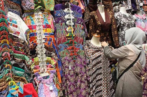 1. Batik Jogja, 2. Kerajinan Perak, 3. Tas Kulit, 4. Tas Dowa, 5. Aksesoris Khas Jogja, 6. Kerajinan Gerabah, 7. Kaos Dagadu, 8. Cokelat Monggo, 9. Brownies Ubi Ungu, 10. Geplak, Inilah 10 Oleh-Oleh Khas Jogja yang Cocok untuk Wanita