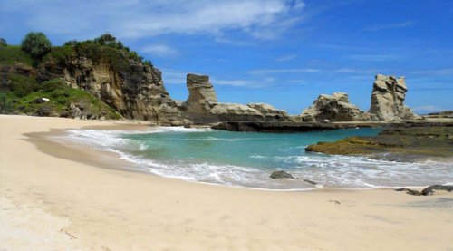 1. Pantai Klayar, 2. Pantai Ngiroboyo, 3. Pantai Buyutan, 4. Pantai Banyu Tibo, 5. Pantai Watu Karung, 6. Pantai Srau, 7. Pantai Ngandul, 8. Pantai Soge, 9. Pantai Kasap, 10. Pantai Karang Bolong, Pesona 10 Pantai Indah di Pacitan untuk Mengisi Liburanmu