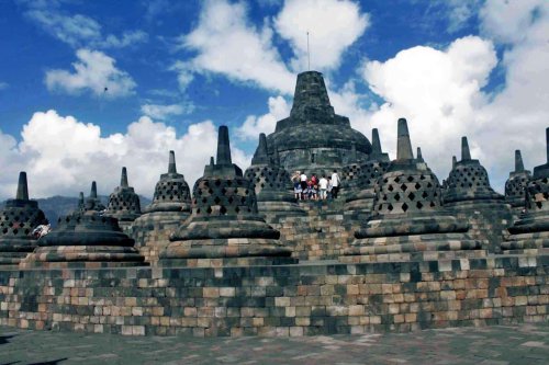 1. Candi Borobudur, 2. Lawang Sewu, 3. Keraton Kasunanan Surakarta Hadiningrat, 4. Umbul Ponggok, 5. Dataran Tinggi Dieng, 6. Taman Nasional Karimunjawa, 7. Gua Petruk, 8. Benteng Van Der Wijck, 9. Pantai Suwuk, 10. Ketep Pass, Top 10+ Tempat Wisata di Jawa Tengah yang Wajib Dikunjungi