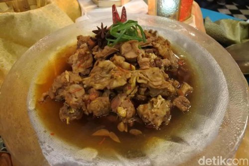 1. Gecok Kambing, 2. Opor Bebek, 3. Soto Esto, 4. Sate Sapi Suruh, 5. Ronde Sekoteng, 6. Gethuk Kethek, 7. Pecel Keong, 8. Singkong Keju, 9. Enting-Enting Gepuk, 10. Gudeg Koyor, Suka Kuliner? Wajib Coba 10 Makanan Khas Salatiga Ini