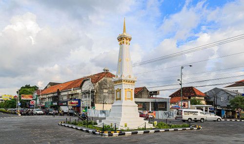 1. Tugu Yogyakarta, 2. Benteng Vredeburg, 3. Pasar Beringharjo, 4. Titik Nol Kilometer Jogja, 5. Taman Pintar Yogyakarta, 6. Museum Sonobudoyo, 7. Masjid Gedhe Kauman, 8. Keraton Yogyakarta, 9. Taman Sari, 10. Alun-Alun Kidul Yogyakarta, Top 10+ Rekomendasi Tempat Wisata Dekat Malioboro yang Seru