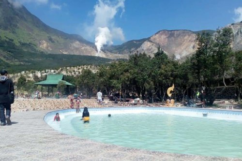 1. Kolam Renang Darajat Pass, 2. Kolam Renang TWA Gunung Papandayan, 3. Kolam Renang Sabda Alam, 4. Kolam Renang Sumber Alam Tasik Madu, 5. Kolam Renang Puncak Darajat, 6. Kolam Renang Cipanas Sumur Sukasono, 7. Kolam Renang Purbasari, 8. Kolam Renang Cahaya Villa, 9. Kolam Renang Danau Dariza, 10. Kolam Renang Surya Alam, Top 10+ Kolam Renang di Garut dengan Pemandangan yang Indah