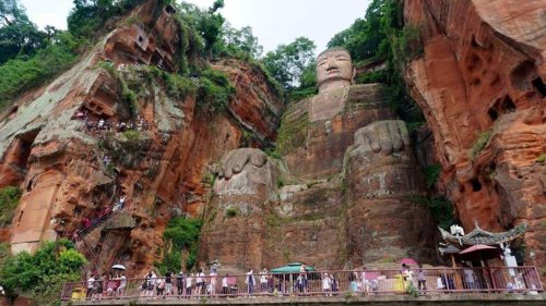 1. Tembok Besar Tiongkok &ndash; Beijing, 2. Tentara Terracota &ndash; Xi&rsquo;an, 3. Kota Terlarang &ndash; Beijing, 4. Pusat Penelitian Perkembangbiakan Panda&ndash; Chengdu, 5. Patung Buddha Raksasa Leshan - Sichuan, 6. Taman Hutan Nasional Zhangjiajie &ndash; Hunan, &nbsp;7. Biara Gantung Hengshan &ndash; Shanxi, 8. Gunung Taishan &ndash; Shandong, 9. Sungai Li - Guangxi, 10. Taman Klasik di Suzhou - Jiangshu, Top 10+ Tempat Wisata Menarik di Tiongkok yang Unik dan Mendunia