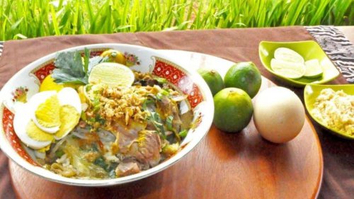 1. Soto Lamongan, 2. Rujak Cingur, 3. Rawon, 4. Tahu Campur, 5. Bakso Malang, 6. Rujak Soto, 7. Nasi Krawu, 8. Lontong Balap, 9. Sate Kerang, 10. Pecel Lele, Top 10+ Makanan Khas Jawa Timur yang Pasti Buat Kamu Ketagihan