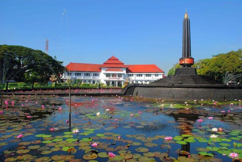 1. Alun-Alun Tugu, 2. Taman Trunojoyo, 3. Kampung Tridi, 4. Kampung Warna-Warni Jodipan, 5. Kampung Biru Arema, 6. Brawijaya Edupark Senaputra, 7. Kampoeng Heritage Kajoetangan, 8. Alun-Alun Kota Malang, 9. Masjid Agung Jami&rsquo; Kota Malang, Liburan Singkat ke 9 Tempat Wisata Dekat Stasiun Malang