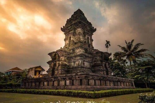 1. Candi Singasari, 2. Candi Penataran, 3. Candi Bajang Ratu, 4. Candi Tikus, 5. Candi Gununggangsir, 6. Candi Kidal, 7. Candi Jago, 8. Candi Brahu, 9. Candi Wringin Lawang, 10. Candi Jawi, Yuk, Wisata Sejarah ke 10 Candi Bersejarah di Jawa Timur Ini!