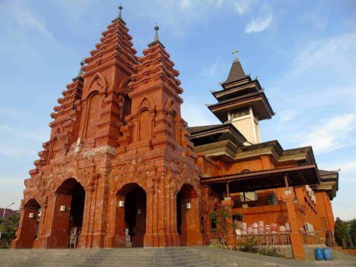 1. GPIB Immanuel Jakarta, 2. Gereja Katedral Roh Kudus Denpasar Bali, 3. GBI ROCK Denpasar Bali, 4. Gereja Bethany Surabaya, 5. Gereja Katedral Kristus Raja Sintang Kalimantan Barat, 6. Gereja JKI Kerajaan Allah Semarang &nbsp;&nbsp;, 7. Gereja Katedral Tiga Raja Timika, 8. Gereja Reformed Injili Indonesia / Katedral Mesias Kemayoran Jakarta, 9. Gereja Katedral Santa Perawan Maria Diangkat Ke Surga Jakarta, 10. Gereja Katedral Santo Yoseph Pontianak, Inilah 10 Gereja Terbesar dan Indah yang Ada di Indonesia