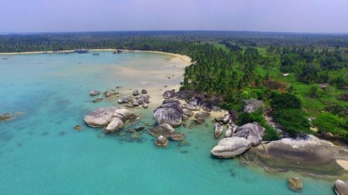 1. Pantai Sisi &ndash; Kepulauan Natuna, 2. Pantai Trikora &ndash; Kepulauan Bintan, 3. Pantai Pulau Bawah &ndash; Kepulauan Anambas, 4. Pantai Taman Batu Alif &ndash; Kepulauan Natuna, 5. Pantai Batu Kasah / Cemaga &ndash; Kepulauan Natuna, 6. Pantai Padang Melang &ndash; Kepulauan Anambas, 7. Pantai Kusik - Kepulauan Anambas, 8. Pantai Pulau Penjalin &ndash; Kepulauan Anambas, 9. Pantai Selat Rangsang &ndash; Kepulauan Anambas, 10. Pantai Pasir Panjang Senggiling &ndash; Pulau Bintan, Inilah 10 Pantai Cantik Nan Eksotis di Kepulauan Riau