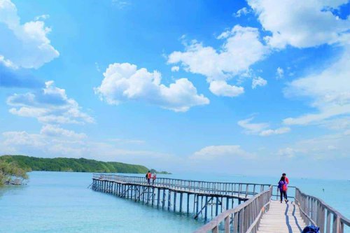 1. Pantai Kutang, 2. Pantai Lorena, 3. Pantai Tanjung Kodok, 4. Plengsengan Pantai Penanjan, 5. Pantai Joko Mursodo, 6. Pantai Maldives Kemantren, 7. Pantai Paloh Paciran Lamongan, 8. Pantai Ya&rsquo;ang Labuhan, 9. Pantai Brondong, 10. Pantai Klayar, Inilah 10 Pantai Indah di Lamongan yang Mesti Dikunjungi