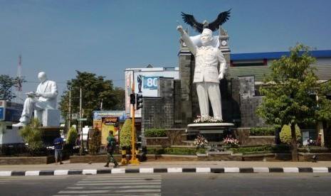 1. Patung Soekarno, 2. Patung Gentong, 3. Patung Bung Hatta, 4. Patung anak bermain egrang, 5. Patung Gusdur, 6. Patung Sri Baduga, 7. Patung Bima, 8. Patung Semar, 9. Patung Gatot Kaca, 10. Patung Arjuna, Inilah 10 Patung Terkenal yang Ada di Purwakarta