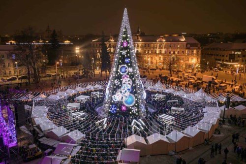 1. Vilnius, Lithuania, 2. Rockefeller Center - Kota New York, New York, 3. Galeries Lafayette - Paris, Prancis, 4. Osaka, Jepang, 5. Rio de Janeiro, Brasil, 6. Monte Ingino - Gubbio, Italia, 7. Praha, Republik Ceko, 8. Basilika Santo Petrus, Kota Vatikan, 9. Dubai, Uni Emirat Arab, 10. Berlin, Jerman, Top 10+ Pohon Natal Terindah di Dunia yang Unik dan Memukau
