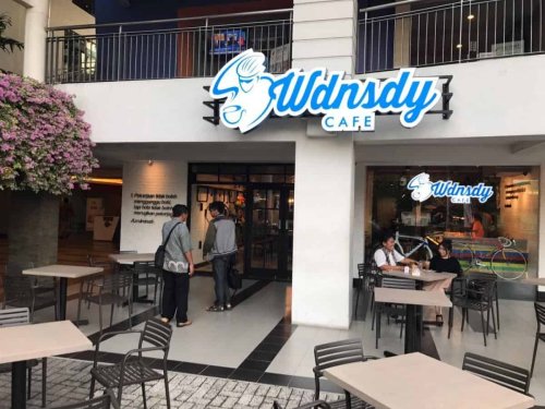 1. Wdnsdy, 2. Bengawan Solo Coffee Wiyung, 3. Coffee Shop Elmi Hotel, 4. Dejavu Cafe &amp; Eatery, 5. Coffee Cafe, 6. Dahana Lounge Bar, 7. Soto Madura Wawan, 8. Padin Bu Dewi Achmad, 9. Nasi Cumi Pasar Atom, 10. Pecel Madiun Murni, Top 10+ Tempat Makan dan Cafe 24 Jam di Surabaya yang Asyik