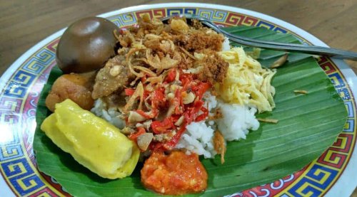 1. Nasi Langgi, 2. Soto Ayam Dahlok, 3. Pecel Gudeg, 4. Bakso Kabut, 5. Pecel Pincuk Garahan, 6. Suwar Suwir, 7. Tahu Hwa, 8. Tape Prol, 9. Roti Bakar Tjiliwoeng, 10. Lontong Kupang Jember, Top 10+ Makanan Khas Jember untuk Dicoba Para Petualang Kuliner