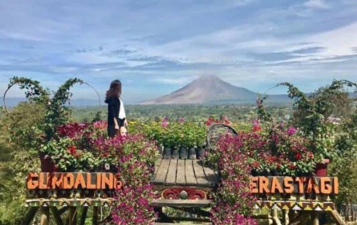 1. Bukit Gundaling, 2. Hotel Bukit Kubu, 3. Lau Sidebuk-debuk, 4. Funland &ndash; Mikie Holday, 5. Air Terjun Dua Warna, 6. Penatapan Berastagi, 7. Gundaling Farm Berastagi, 8. Taman Alam Lumbini, 9. Kebun Raya Tongkoh, 10. Desa Lingga, Inilah 10 Tempat Wisata Paling Terkenal di Berastagi